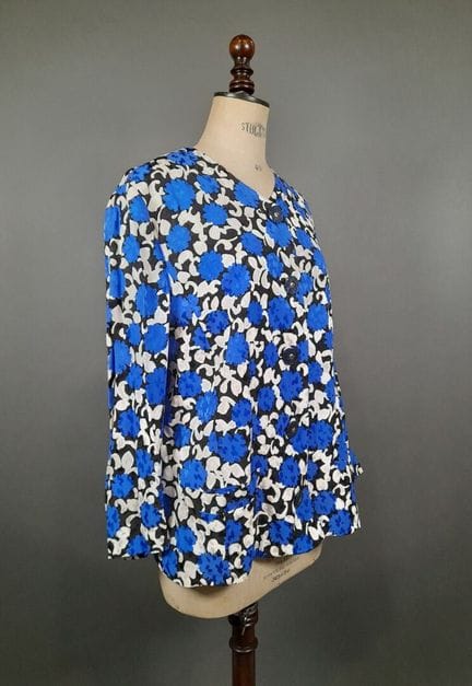 LOUIS FERAUD, PARIS.
Veste à l'encolure arrondie e