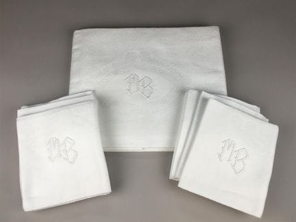 Service de table en coton damassé blanc à décor de
