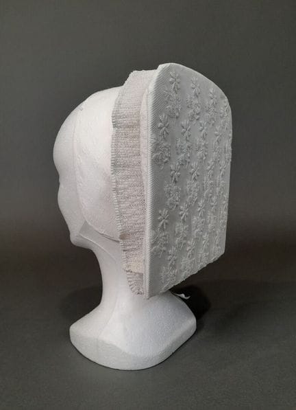 Coiffe dite "Carrée" en tulle blanc à décor brodé 