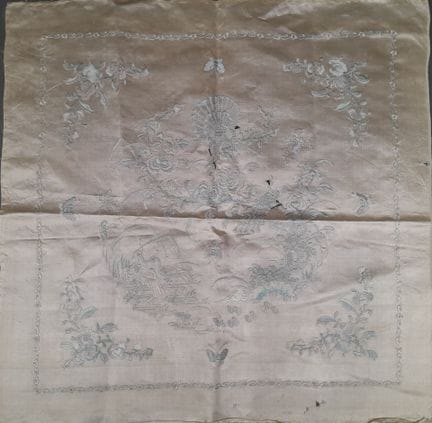 Panneau de satin de soie crème à décor de paons br