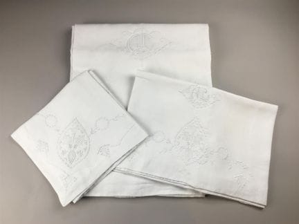 Parure de lit en coton blanc brodé de fleurs et mo