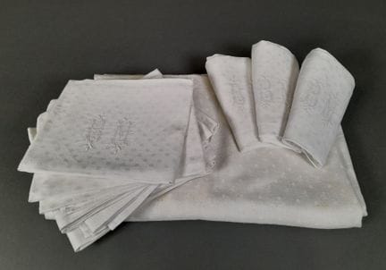 Service de table en coton damassé blanc à décor de