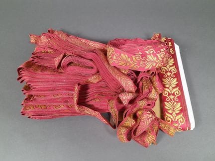 Important lot de passementerie en satin de coton f