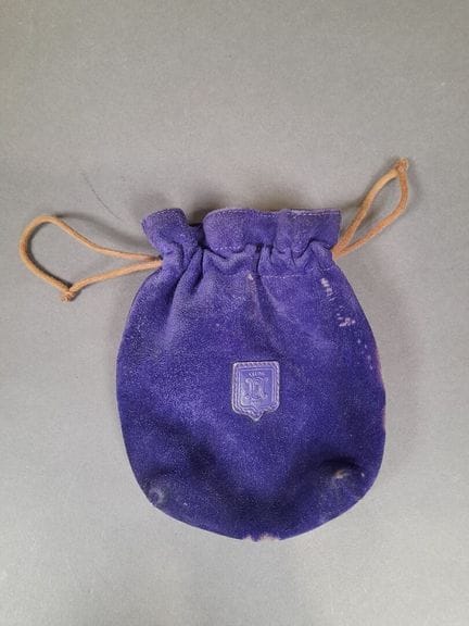 CELINE, PARIS.
Bourse en daim bleu violet ferment 