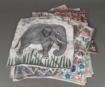 Treize housses de coussins à décor polychrome de f