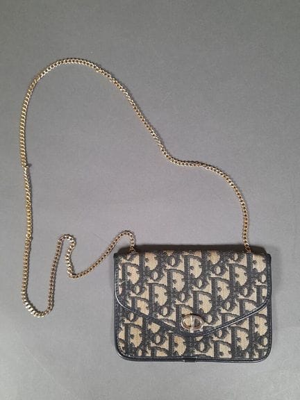 CHRISTIAN DIOR, PARÍS.
Bolso de mano con bandolera