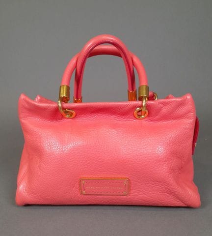 MARC BY MARC JACOBS.
Bolso con dos asas y una corr