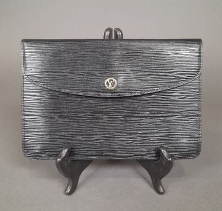 LOUIS VUITTON, PARIS.
Pochette en cuir épi noir, l
