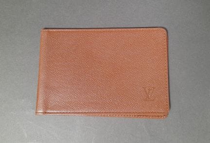 LOUIS VUITTON, PARIS.
Porte cartes en cuir grainé 