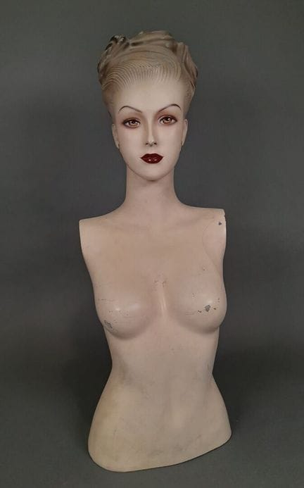 彩绘塑料女性半身像。
高度：80 厘米。
20世纪中叶。
（有磨损）。
