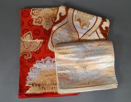 Lot de trois ceintures Obi en satin façonné or, ar