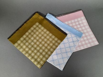 CHOPARD.
Tres gorros de sarga de seda con motivos 