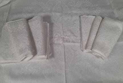 Service de table en coton damassé à décor de fleur