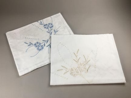 Deux nappes en coton damassé à décor de fleurs bro