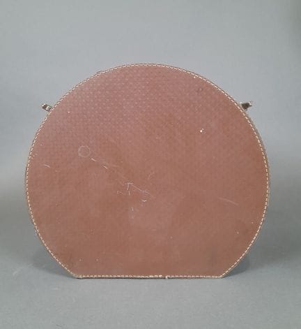 Caja para sombreros con un asa, de cartón marrón y