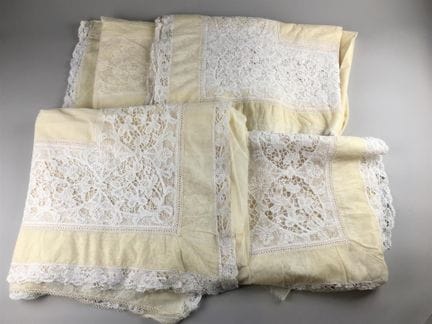 Quatre pans de rideaux en tulle écru incrusté de d