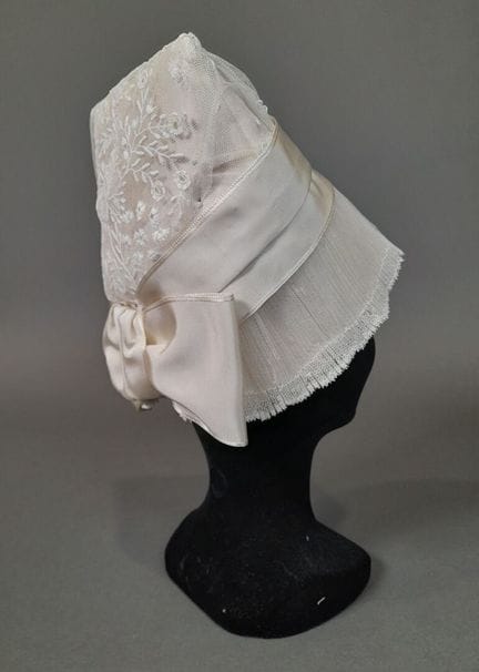 Coiffe de Loudun en tulle à décor brodé de fleurs 