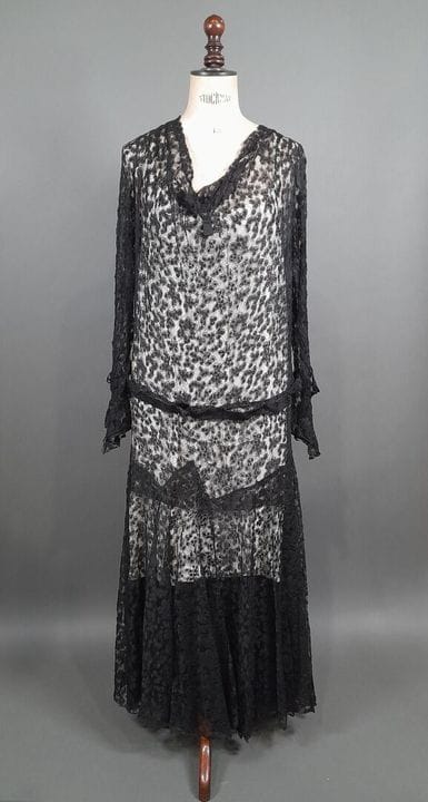 Robe à manches longues et col bénitier en guipure 
