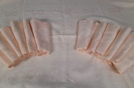 Service de table en coton damassé rose à décor de 