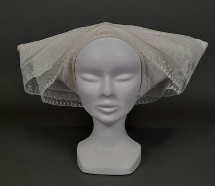 Coiffe dite "marandaise" en mousseline de coton bl