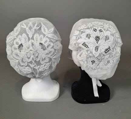 Lot de deux coiffes en mousseline de coton, une à 