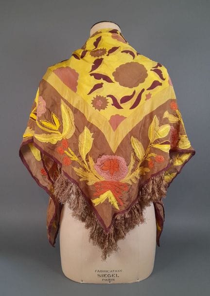 DRIES VAN NOTEN.
Pañuelo cuadrado de seda bordado 