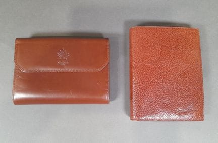 Lot comprenant : 
- POURCHET.
Porte-feuille en cui