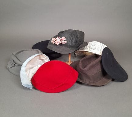Lot de chapeaux principalement en feutre dont un b
