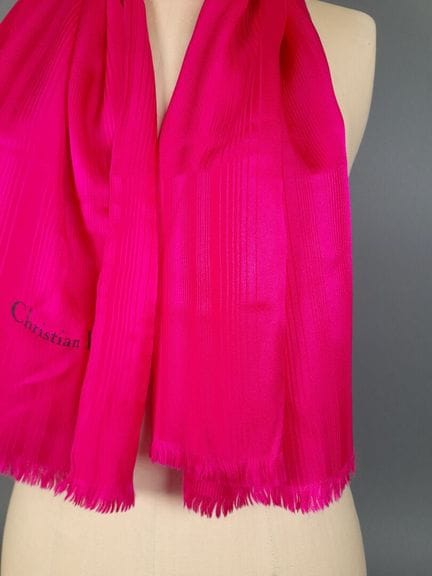 CHRISTIAN DIOR.
Lote compuesto por: 
- Pañuelo con