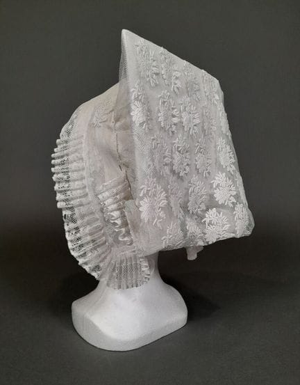 Coiffe dite "cabanière" en tulle à décor d'un semi