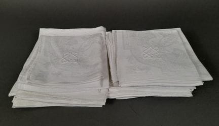 Quatorze serviettes de table en coton damassé blan