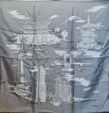 BURBERRY PRORSUM.
Pañuelo cuadrado de sarga de sed