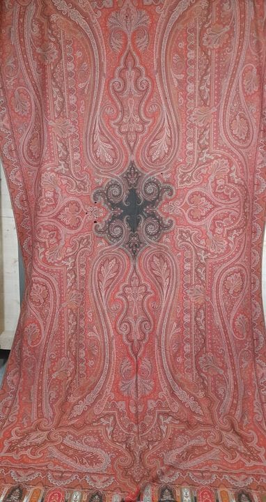 Châle en laine à décor de botehs, fleurs, palmette
