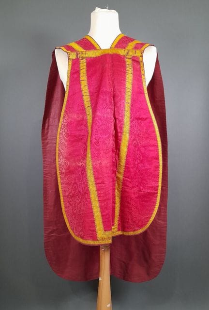 Chasuble romaine en satin façonné rouge à décor de