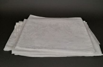 Trois nappes en coton damassé blanc à décor de fle