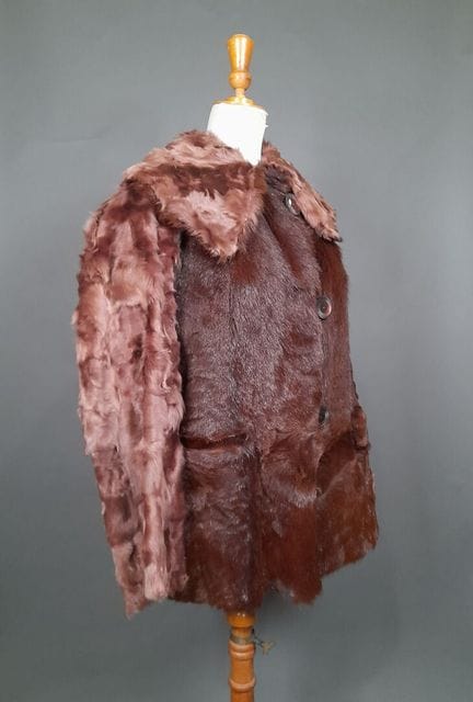 Chaqueta de piel de cabritilla marrón con amplio c