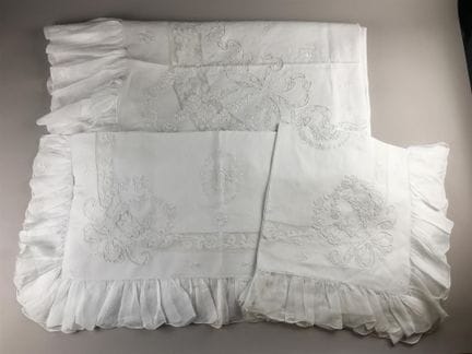 Parure de lit en coton blanc à décor de fleurs et 