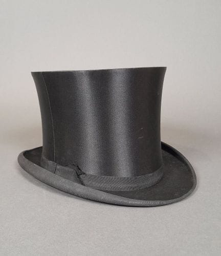 Chapeau claque en satin noir bordé de ruban gros g