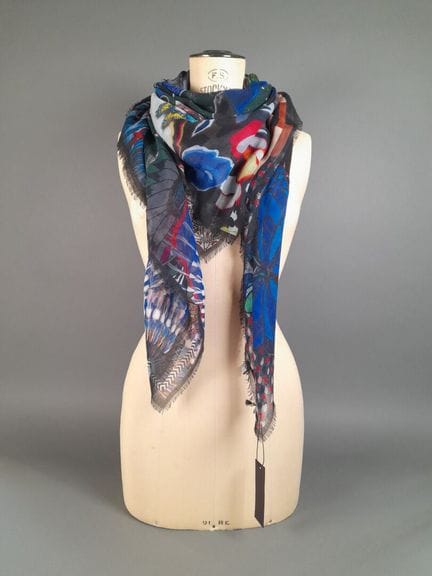 CHRISTIAN LACROIX.
Chale de lana con flecos y moti
