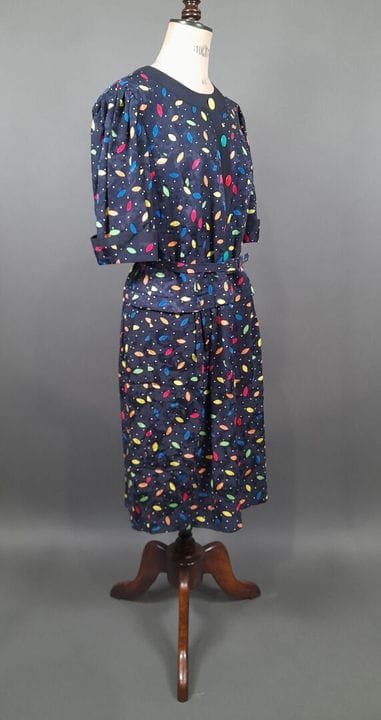 LOUIS FERAUD, PARIS.
Robe à manches courtes et enc