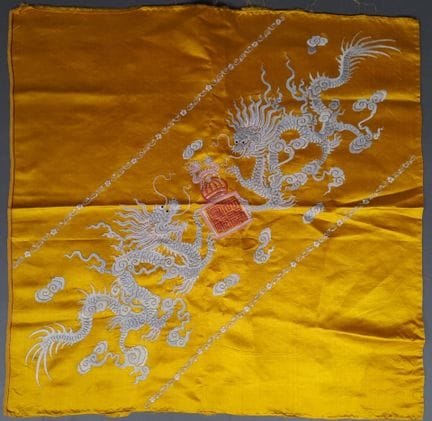 Panneau de satin de soie jaune à décor de deux dra