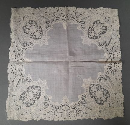 Mouchoir en linon chiffré CM entouré de dentelle a