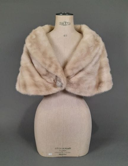 REVILLON.
Sombrero de visón blanco, confeccionado 