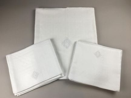 Service de table en coton damassé blanc à décor de