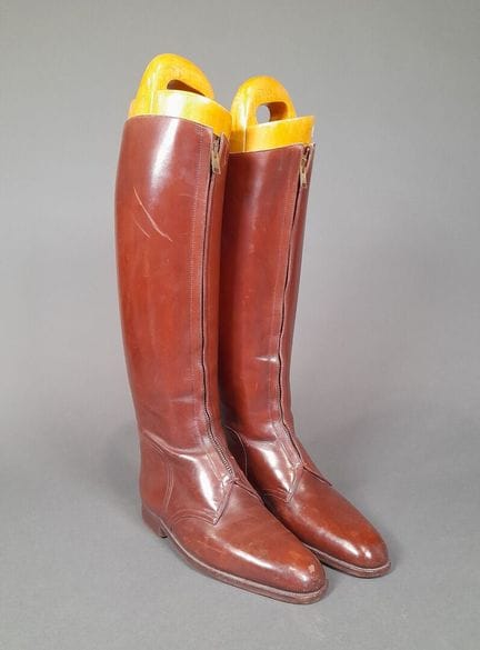JOHN LOBB. 
Par de botas de polo de montar de piel