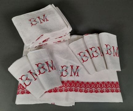 Service de table en coton damassé blanc et rouge à