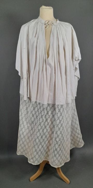 Surplis d'Eglise en lin blanc, le bas et les manch
