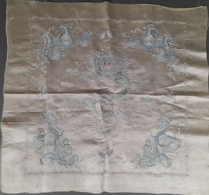 Panneau de satin de soie crème à décor de dragons 