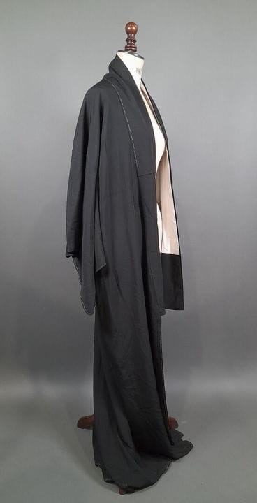 Kimono Kurotomesode en textile cannelé noir présen