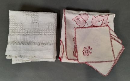 Service à thé en lin écru à décor de volutes et fe